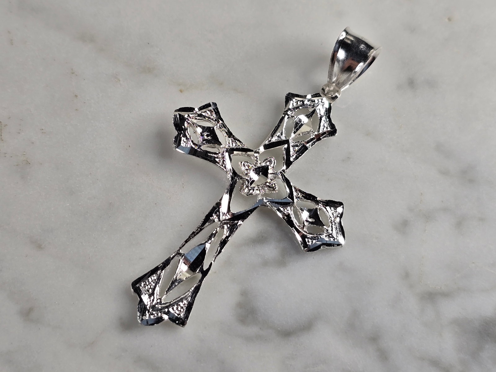 Womens Estate Sterling Silver Religious Celtic Cross Pendant: A WOMENS ESTATE STERLING SILVER RELIGIOUS CROSS PENDANT. THE PENDANT WEIGHS 3.7g, AND MEASURES 2 3/8" LONG BY 1 3/8" WIDE. THIS WOULD MAKE A NICE GIFT FOR THAT SOMEONE SPECIAL. ANY QUESTIONS, PLEASE D