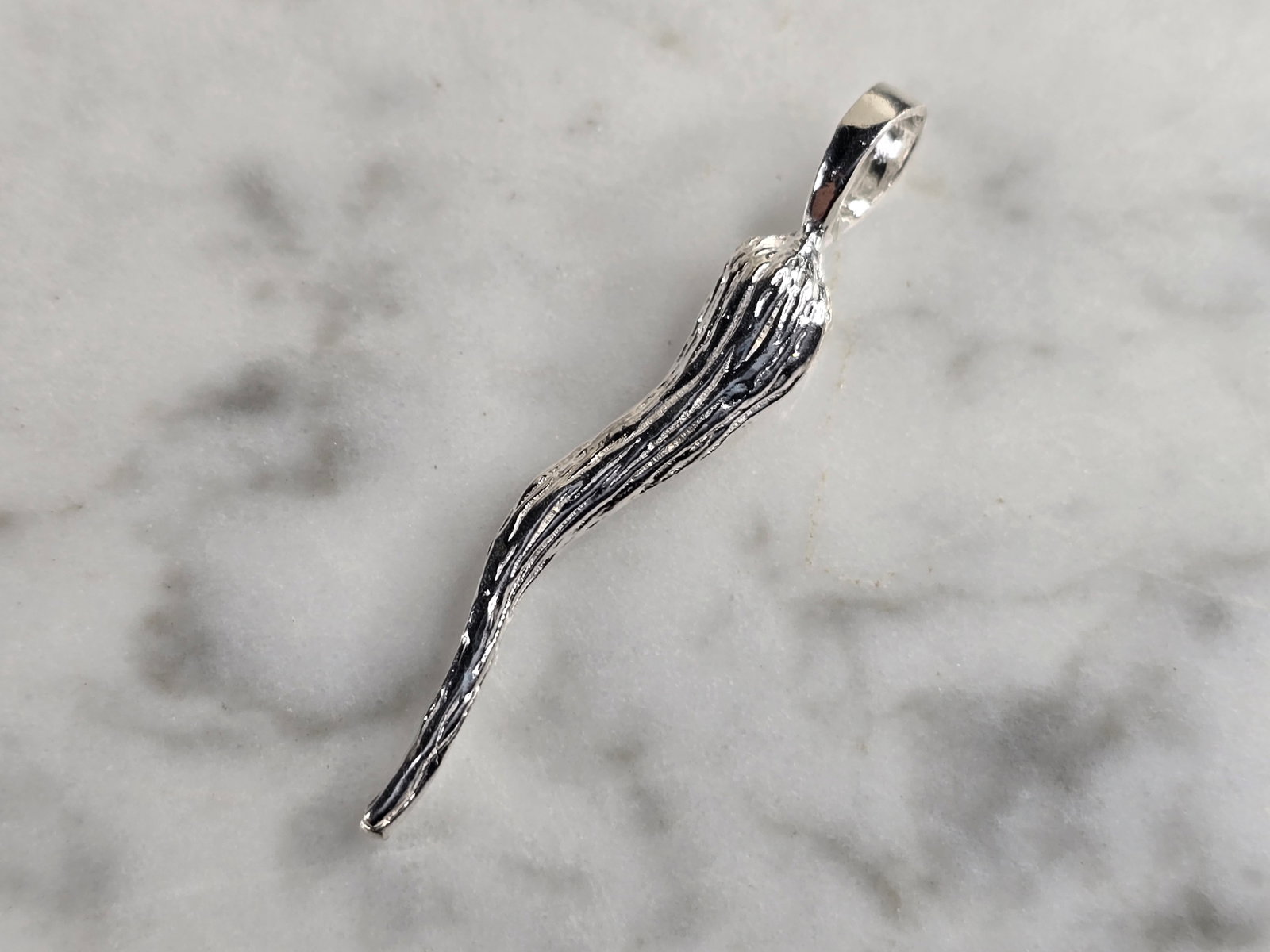 Sterling Silver Italian Horn Pendant: A MENS OR WOMENS STERLING SILVER ITALIAN HORN PENDANT. PENDANT MEASURES 1 1/2" LONG BY 1/4" WIDE, AND WEIGHS 3.0g. WOULD MAKE A LOVELY GIFT FOR THAT SOMEONE SPECIAL. ANY QUESTIONS PLEASE ASK. BE SURE 