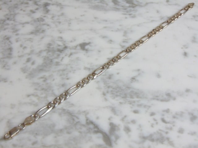 Womens Sterling Silver Italian Chain Link Bracelet: A WOMENS VINTAGE ESTATE STERLING SILVER CHAIN LINK BRACELET THAT WAS MADE IN ITALY. BRACELET IS 9 1/2" LONG BY 1/4" WIDE, AND WEIGHS 15.1g. THIS WOULD MAKE A LOVELY GIFT FOR THAT SOMEONE SPECIAL. BE S
