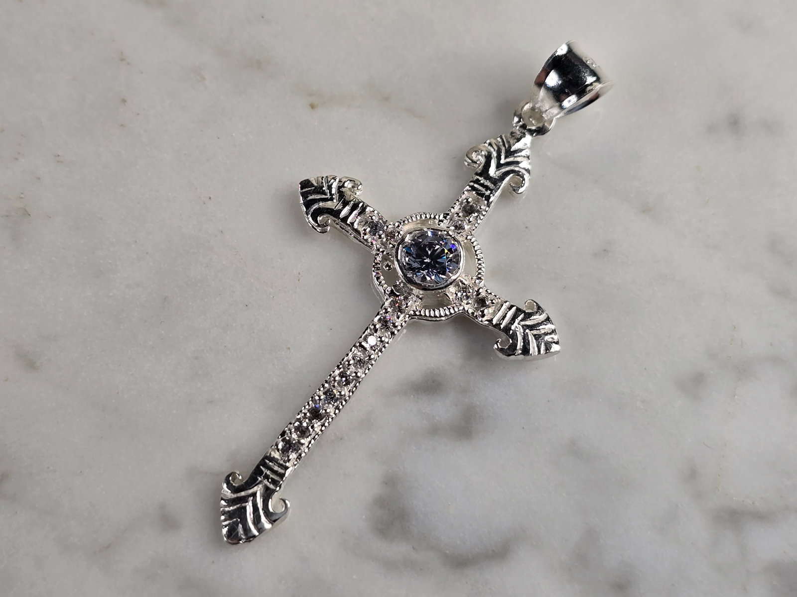 Womens Vintage Estate Sterling Silver CZ Religious Cross Pendant: A WOMENS VINTAGE ESTATE STERLING SILVER CZ STONES CROSS PENDANT. PENDANT WEIGHS 3.3g AND MEASURES 2" LONG BY 1" WIDE. MAKES A GREAT GIFT FOR THAT SOMEONE SPECIAL. ANY QUESTIONS, PLEASE ASK. BE SURE TO