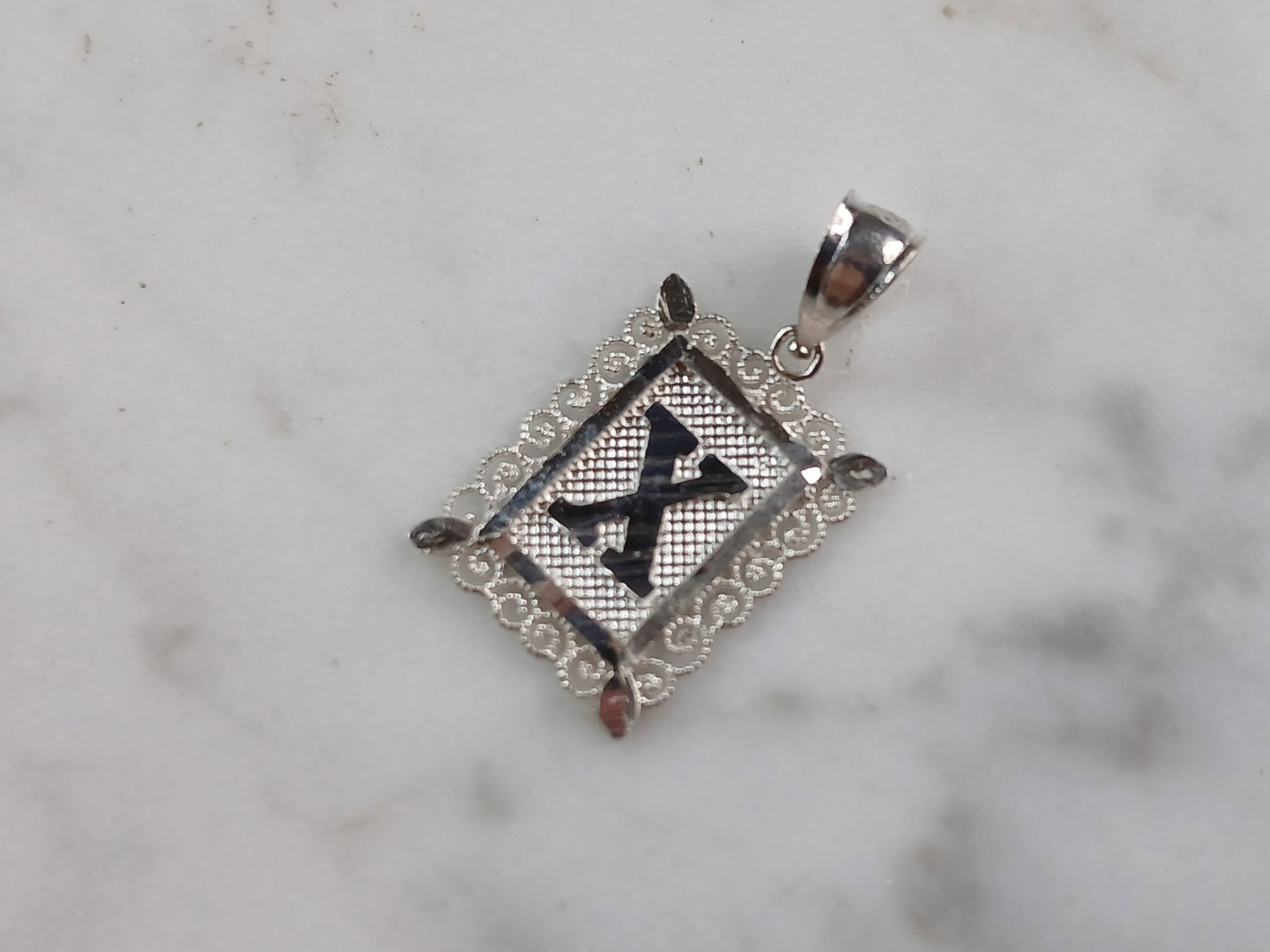 Womens Sterling Silver Initial Letter " X " Pendant: A WOMENS STERLING SILVER INITIAL LETTER "X" PENDANT. PENDANT WEIGHS 1.0g AND MEASURES 7/8" LONG BY 1/2" WIDE. MAKES A GREAT GIFT FOR THAT SOMEONE SPECIAL. ANY QUESTIONS, PLEASE ASK. BE SURE TO CHECK O