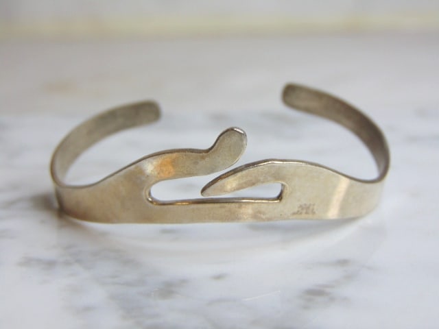 Womens Vintage Sterling Silver Modernist Cuff Bracelet: FOR SALE IS A LOVELY VINTAGE ESTATE STERLING SILVER MODERNIST CUFF BRACELET THAT MEASURES 5 1/2" LONG BY 5/8" WIDE AND WEIGHS 10.4g. THIS WOULD MAKE A LOVELY GIFT FOR THAT SOMEONE SPECIAL. ANY QUESTIO