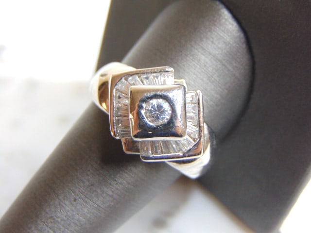 Womens Vintage Estate Sterling Silver CZ Stones Ring (1 of 4)