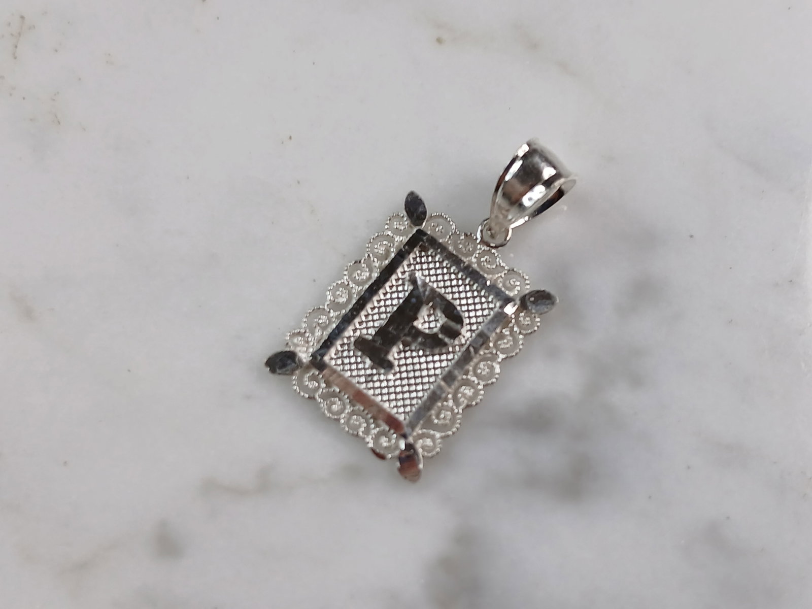Womens Sterling Silver Initial Letter " P " Pendant: A WOMENS STERLING SILVER INITIAL LETTER "P" PENDANT. PENDANT WEIGHS 1.0g AND MEASURES 7/8" LONG BY 1/2" WIDE. MAKES A GREAT GIFT FOR THAT SOMEONE SPECIAL. ANY QUESTIONS, PLEASE ASK. BE SURE TO CHECK O