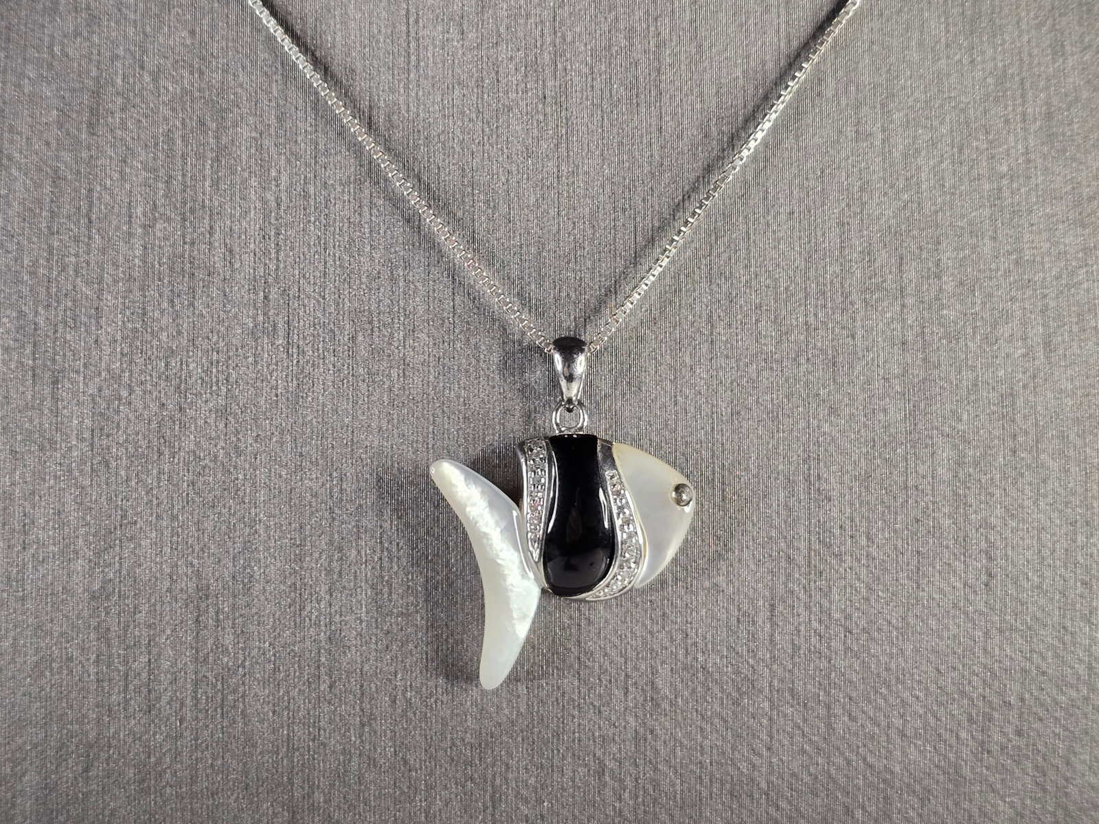 Womens Vintage Estate Sterling Silver Tropical Fish Pendant Necklace: A WOMENS ESTATE STERLING SILVER TROPICAL FISH PENDANT WITH NECKLACE THAT WEIGHS 5.6g. THE PENDANT MEASURES 7/8" LONG BY 7/8" WIDE. THE NECKLACE MEASURES 18" LONG. MAKES A GREAT GIFT FOR THAT SPECIAL S
