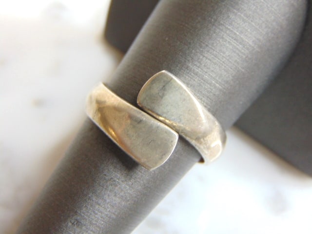 Womens Vintage Estate Sterling Silver Modernist Ring: A WONDERFUL WOMENS VINTAGE ESTATE STERLING SILVER MODERNIST RING. THE RING WEIGHS 5.3g, AND IS A SIZE 8.25. ANY QUESTIONS PLEASE DO NOT HESITATE TO ASK. BE SURE TO CHECK OUT SOME OF MY OTHER GREAT ITE