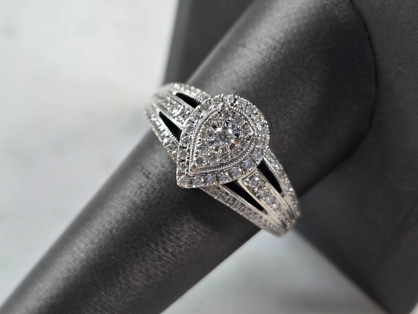 Womens Vintage Estate 10K White Gold Diamond Wedding Ring: A WOMENS VINTAGE 10K WHITE GOLD DIAMOND ENGAGEMENT WEDDING RING. THERE ARE ABOUT 1.0cts OF DIAMONDS IN THIS RING. THE TOTAL WEIGHT IS 5.5g, AND IS A SIZE 10.25. THE LENGTH OF THE RING IS 1/2". ANY QUE