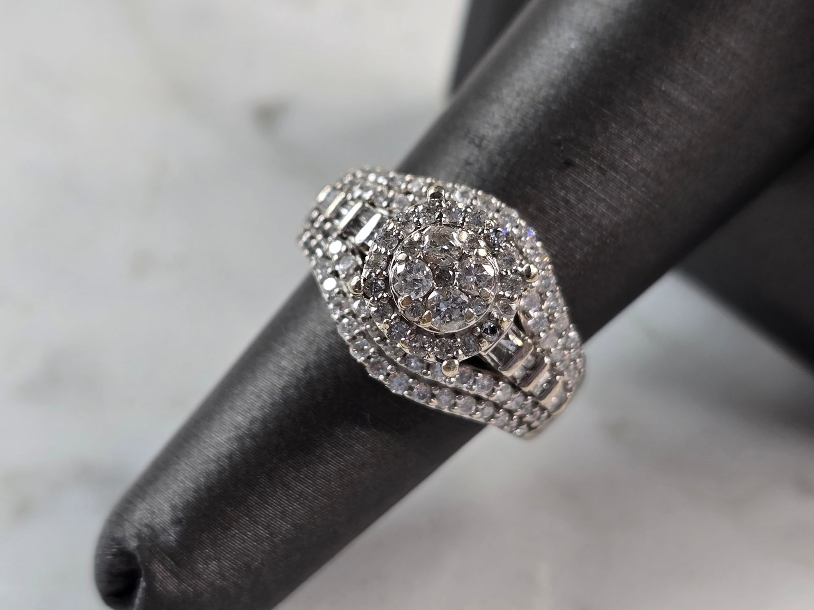 Womens Vintage Estate 10K White Gold Diamond Wedding Ring: A WOMENS VINTAGE ESTATE 10K WHITE GOLD DIAMOND RING. THE RING IS A SIZE 6.25, AND WEIGHS 8.5g. RING HAS A LITTLE OVER 1.0cts OF DIAMONDS. RING IS NOT MARKED , BUT IT HAS BEEN TESTED AND IS GUARANTEED 