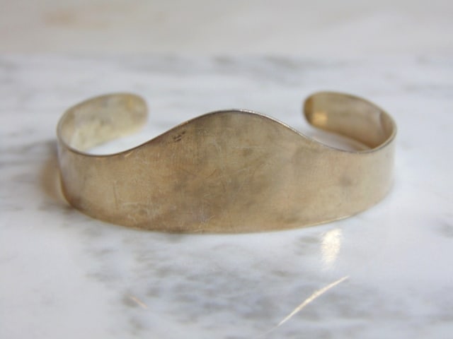 Womens Vintage Sterling Silver Modernist Cuff Bracelet: A LOVELY VINTAGE ESTATE STERLING SILVER MODERNIST CUFF BRACELET THAT MEASURES 5 5/8" LONG BY 3/4" WIDE AND WEIGHS 14.2g. THE INNER CIRCUMFERENCE WITH THE GAP MEASURES ABOUT 7". THIS WOULD MAKE A LOVEL