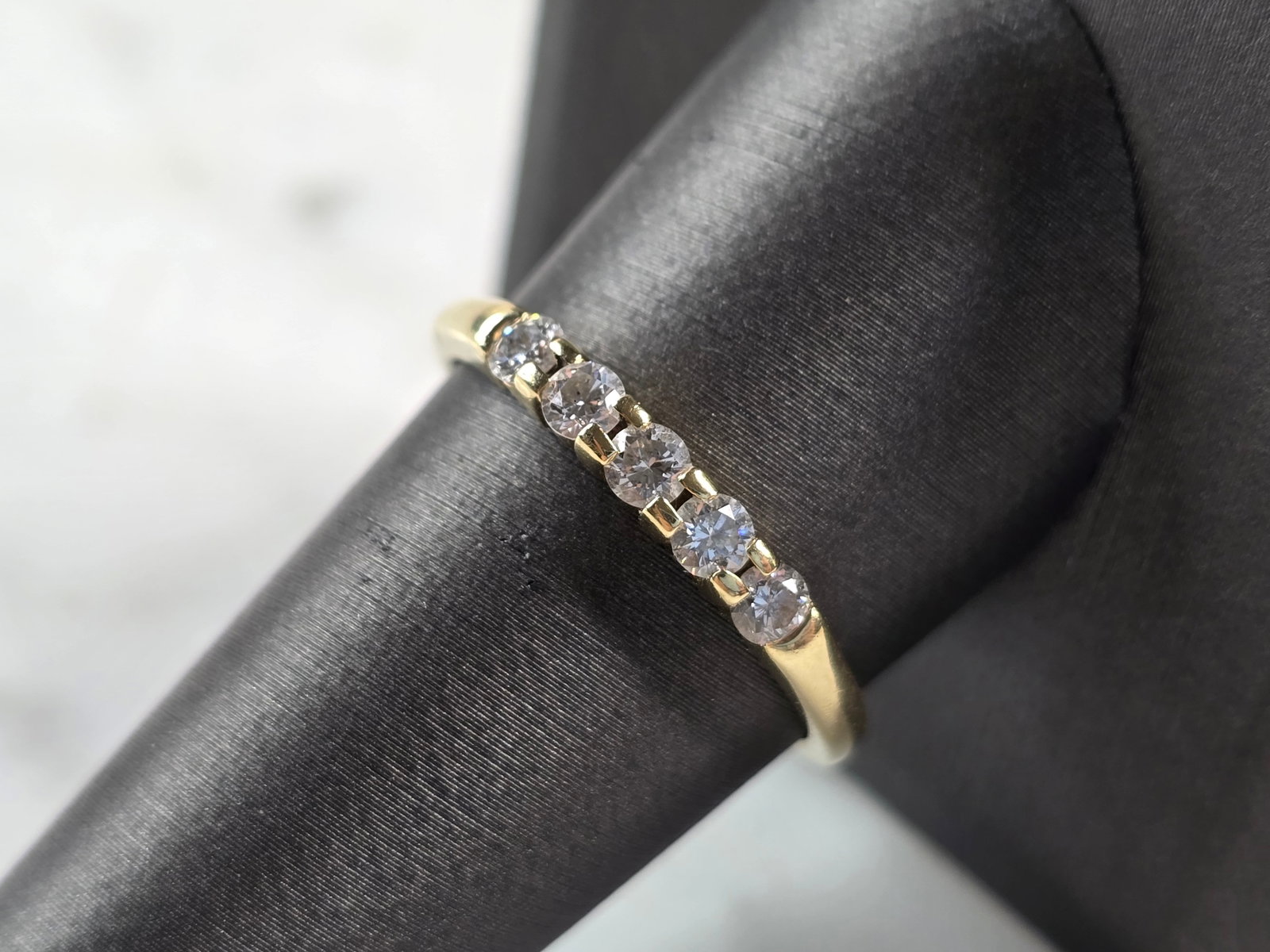 Womens Vintage Estate 14k Yellow Gold Diamond Ring: A WOMENS VINTAGE ESTATE 14K YELLOW GOLD DIAMOND RING. THE RING WEIGHS 2.5g AND IS A SIZE 10.0 THERE ARE ABOUT 0.15cts OF DIAMONDS IN THIS RING. THE WIDTH OF THE RING IS 1/8". ANY QUESTIONS PLEASE DO N