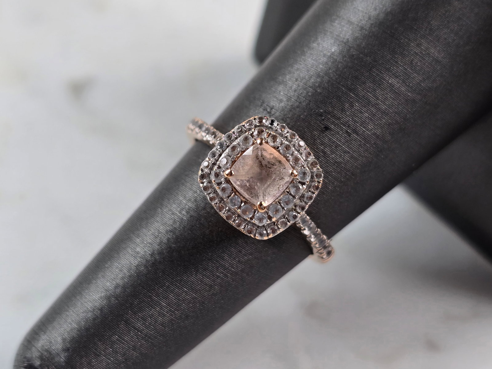Womens Vintage Estate 10k Rose Gold Pink Quartz Diamond Ring: A WOMENS VINTAGE ESTATE 10k ROSE GOLD PINK QUARTZ DIAMOND RING. THE RING WEIGHS 2.2g AND IS A SIZE 6.5. NOT SURE IF THE PINK QUARTZ IS NATURAL OR MAN MADE. THE WIDTH OF THE RING IS 3/8". THERE ARE 58 