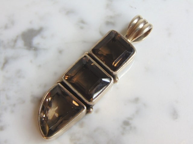 Womens Vintage Sterling Silver Smoky Quartz Pendant: A WOMENS VINTAGE ESTATE STERLING SILVER SMOKY QUARTZ PENDANT . NOT SURE IF THE STONES ARE REAL OR MAN MADE. PENDANT WEIGHS 30.6g AND PENDANT MEASURES 2 3/4" LONG BY 3/4" WIDE. MAKES A GREAT GIFT FOR T