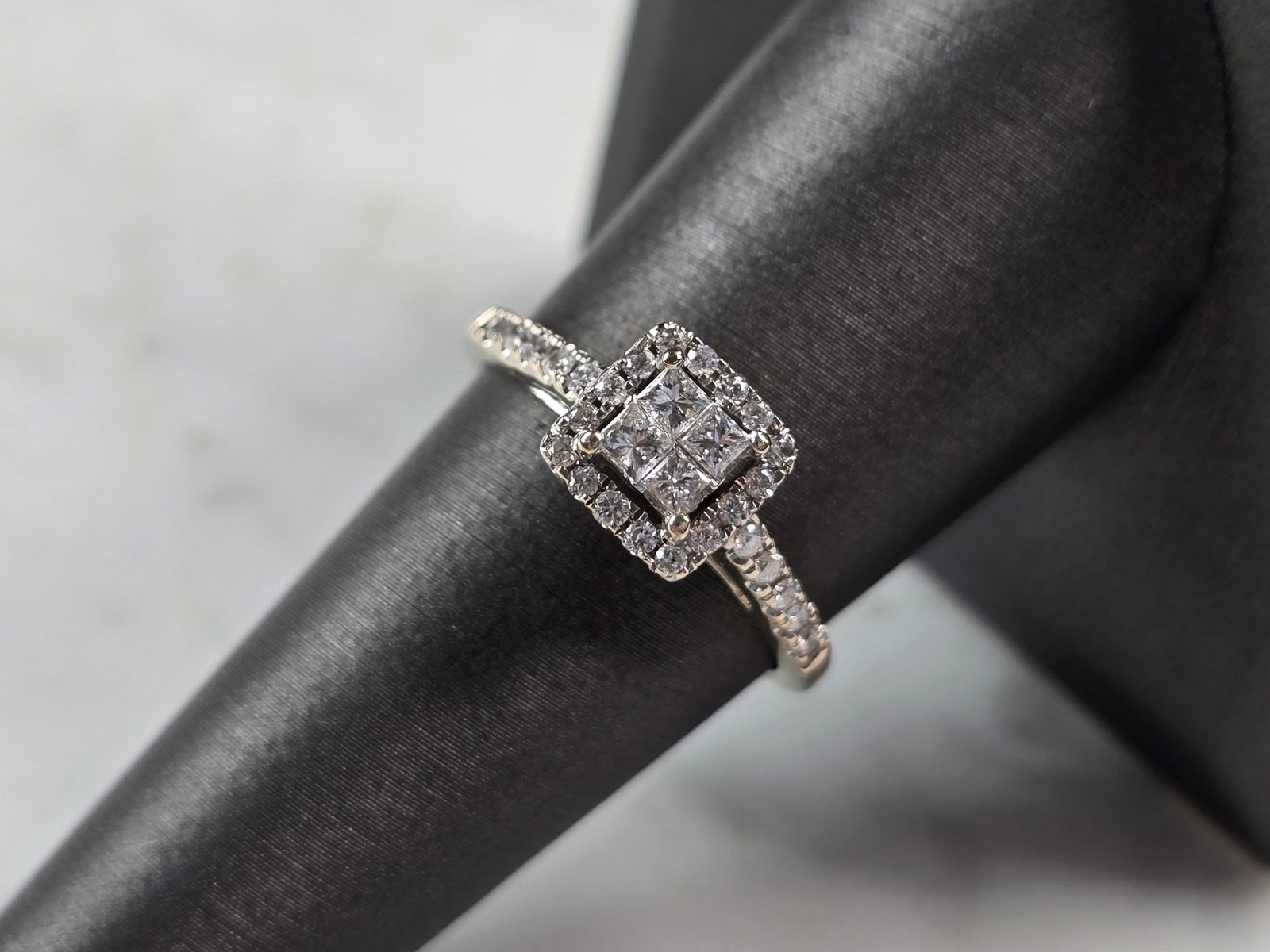 Womens Vintage Estate 14K Yellow Gold Diamond Ring: A WOMENS VINTAGE ESTATE 14K YELLOW GOLD DIAMOND RING. THE TOTAL WEIGHT IS 5.0g, AND IS A SIZE 8.0. THE WIDTH OF THE RING IS 3/8". THE CENTER HAS ABOUT 0.24cts, WITH 26 ACCENT DIAMONDS. RING IS NOT MAR