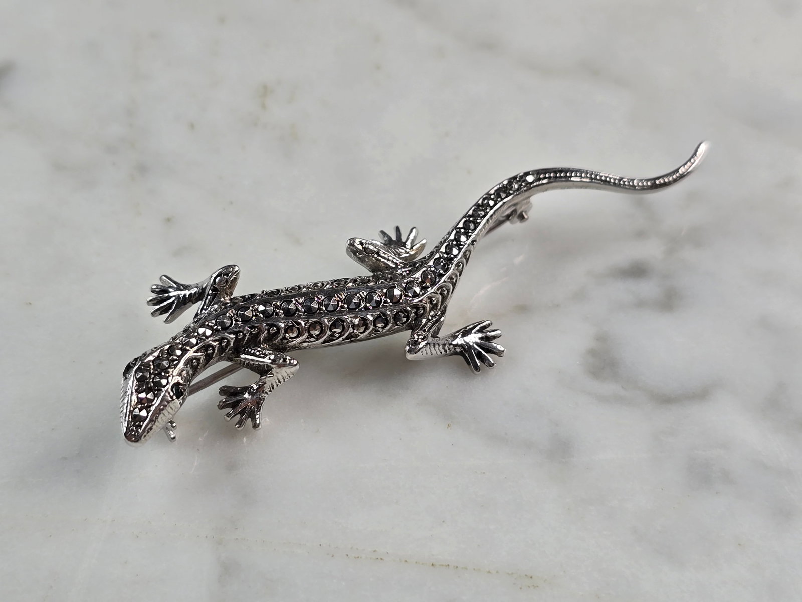 Womens Vintage Estate Sterling Silver Lizard Brooch: A VINTAGE ESTATE STERLING SILVER LIZARD BROOCH. THE TOTAL WEIGHT OF THE BROOCH IS 6.3g. THE BROOCH MEASURES 2 1/2" LONG BY 5/8" WIDE. MAKES A GREAT GIFT FOR THAT SPECIAL SOMEONE. ANY QUESTIONS, PLEASE
