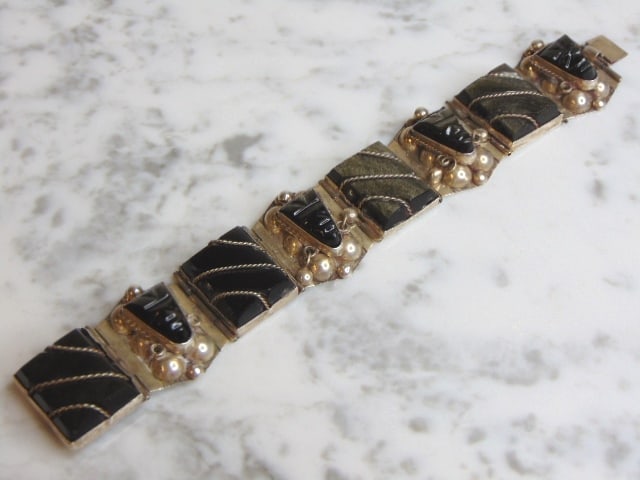 Womens Vintage Estate Sterling Silver Obsidian Bracelet: FOR SALE IS A LOVELY VINTAGE ESTATE STERLING SILVER OBSIDIAN BRACELET THAT MEASURES 7 3/8" LONG BY 1 1/8" WIDE AND WEIGHS 53.2g. THIS WOULD MAKE A LOVELY GIFT FOR THAT SOMEONE SPECIAL. ANY QUESTIONS, 