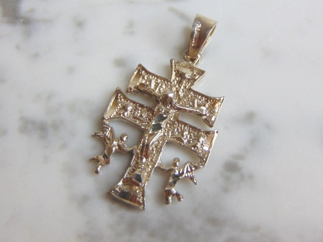 Womens Vintage Estate Sterling Silver Cross Pendant: A WOMENS VINTAGE ESTATE STERLING SILVER CROSS PENDANT. PENDANT WEIGHS 5.9g AND PENDANT MEASURES 1 3/4" LONG BY 1" WIDE. MAKES A GREAT GIFT FOR THAT SOMEONE SPECIAL. IF ANY QUESTIONS, PLEASE ASK. BE SU