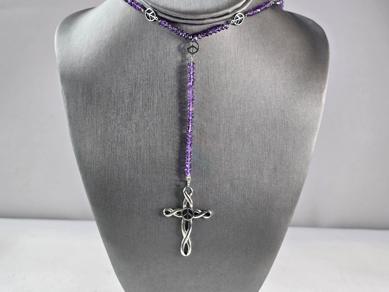 Womens Sterling Silver Beaded Amethyst Cross Pendant w/ Peace Sign: A WOMENS VINTAGE ESTATE STERLING SILVER BEADED AMETHYST NECKLACE WITH A CROSS PENDANT, AND PEACE SYMBOLS. THE CROSS MEASURES 1 3/4" BY 1 1/4". THE NECKLACE WEIGHS 19.4g. THIS IS A SLIP ON NECKLACE, NO