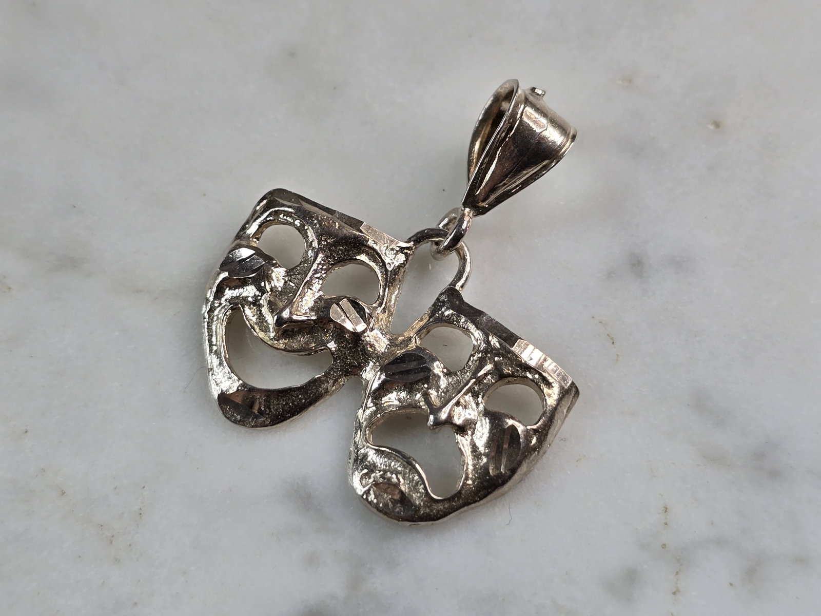 Womens Vintage Estate Sterling Silver Theater Masks Pendant: A WOMENS VINTAGE ESTATE STERLING SILVER THEATER MASKS PENDANT. PENDANT WEIGHS 3.2g AND MEASURES 1 1/4" BY 1 1/8" . MAKES A GREAT GIFT FOR THAT SOMEONE SPECIAL. ANY QUESTIONS, PLEASE ASK. BE SURE TO CH