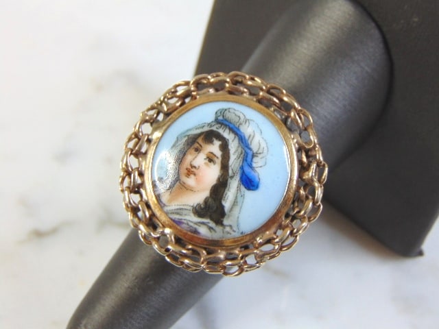 Vintage Estate 14K Gold Hand Painted Porcelain Ring: FOR SALE IS THIS LOVELY VINTAGE 14K YELLOW GOLD HAND PAINTED PORCELAIN RING. THE RING WEIGHS 12.1g. THE RING SIZE IS 8.5. WOULD MAKE A GREAT GIFT FOR THAT SOMEONE SPECIAL. IF ANY QUESTIONS, PLEASE ASK