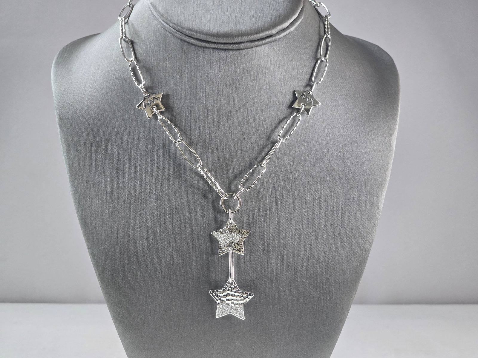 Womens Vintage Estate Sterling Silver Modernist Star Necklace: A WOMENS VINTAGE ESTATE STERLING SILVER MODERNIST STAR NECKLACE. NECKLACE WEIGHS 21.6g, AND MEASURES 16" LONG BY 3/4" WIDE. THE TWO STARS HANG 2 1/2". MAKES A GREAT GIFT FOR THAT SOMEONE SPECIAL. ANY 
