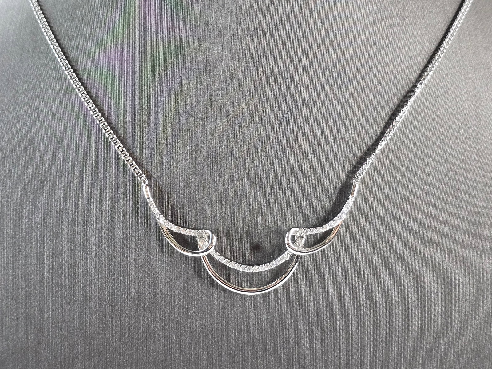 Womens Estate Sterling Silver Modernist Pendant Necklace: A WOMENS VINTAGE ESTATE STERLING SILVER MODERNIST PENDANT NECKLACE. THE NECKLACE MEASURES ABOUT 17" LONG, AND THE PENDANT MEASURES 2 1/2" LONG BY 1 5/8" WIDE. TOGETHER THEY WEIGH 6.4g. STONES ARE MAN 