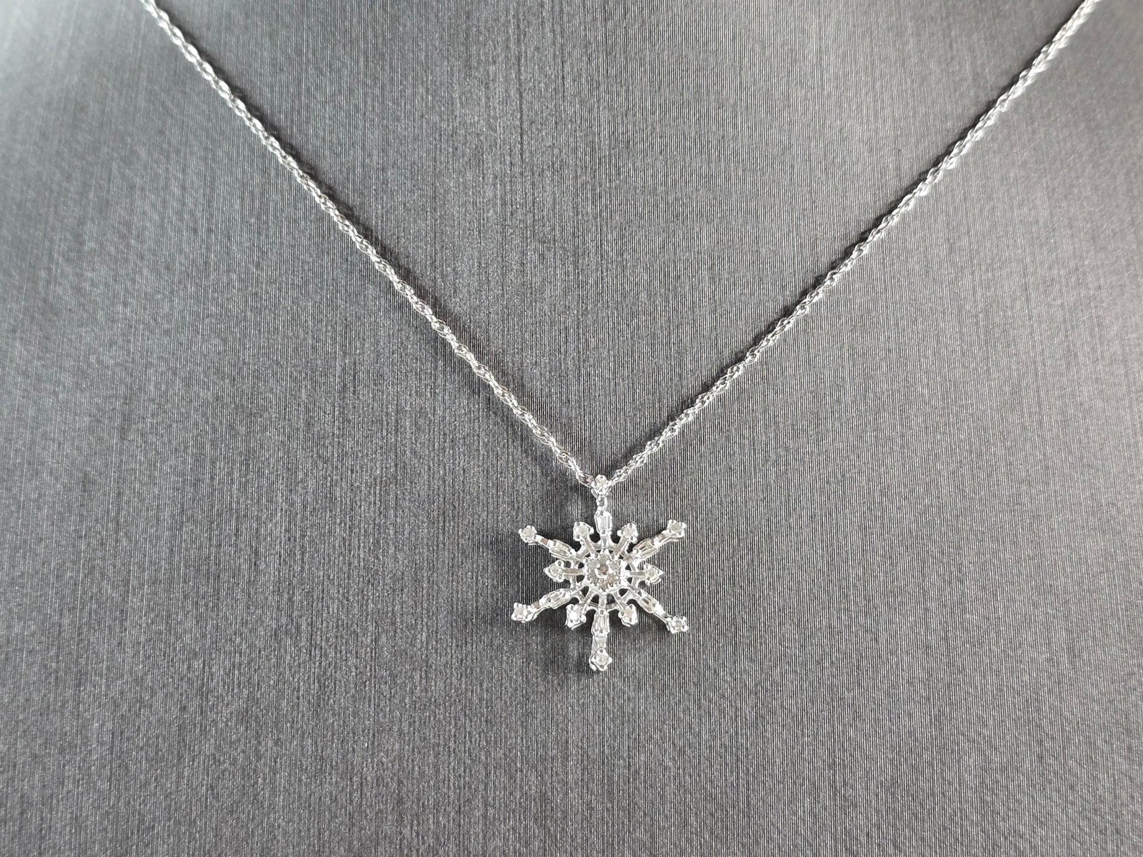 Womens Vintage Estate Sterling Silver CZ Snowflake Pendant Necklace: A WOMENS VINTAGE ESTATE STERLING SILVER CZ SNOWFLAKE PENDANT WITH NECKLACE. TOGETHER THEY WEIGH 1.6g. THE PENDANT MEASURES 1/2" LONG BY 1/2" WIDE. THE NECKLACE MEASURES 18" LONG. MAKES A GREAT GIFT FO