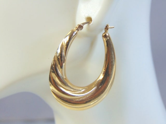 Womens Vintage Estate 14K Yellow Gold Earrings: FOR SALE IS THIS LOVELY VINTAGE 14K YELLOW GOLD EARRINGS. THE EARRING WEIGHS 3.6g. THE EARRINGS MEASURE 1 3/8" BY 1". WOULD MAKE A GREAT GIFT FOR THAT SOMEONE SPECIAL. IF ANY QUESTIONS, PLEASE ASK. BE