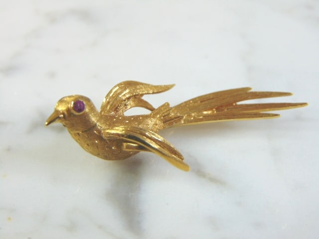 Womens Vintage Estate 18K Gold Bird Brooch: FOR SALE IS THIS LOVELY VINTAGE ESTATE 18K YELLOW GOLD BIRD BROOCH. THE BROOCH MEASURES 1 3/4" LONG BY 3/4" WIDE, AND WEIGHS 6.0g. WOULD MAKE A GREAT GIFT FOR THAT SPECIAL SOMEONE. ANY QUESTIONS PLEAS