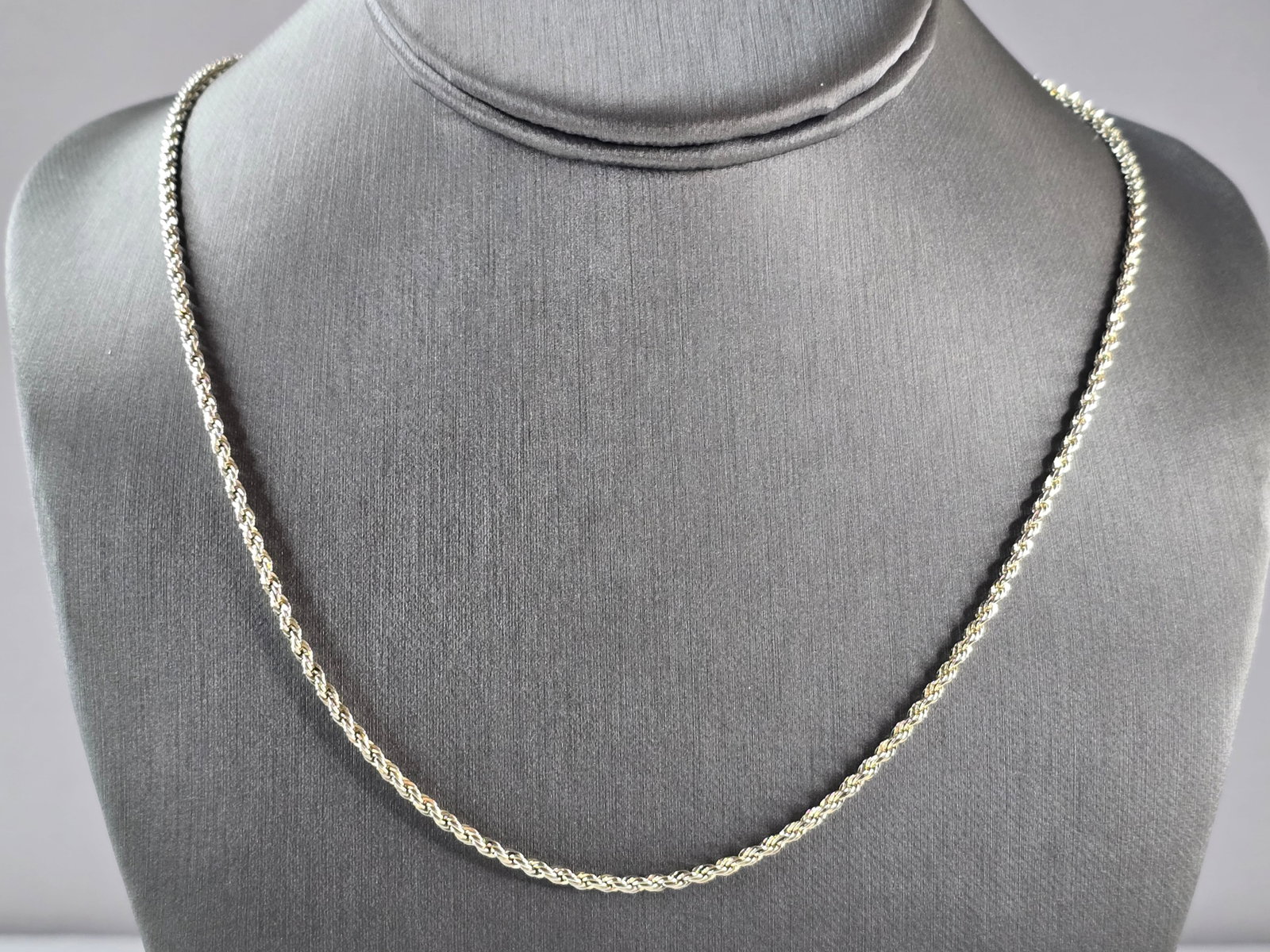 Womens Vintage Estate Sterling Silver Rope Necklace: A WOMENS VINTAGE ESTATE STERLING SILVER ROPE NECKLACE. NECKLACE WEIGHS 8.3g, AND MEASURES 20" BY 1/8". WOULD MAKE A GREAT GIFT FOR THAT SPECIAL SOMEONE. ANY QUESTIONS PLEASE DO NOT HESITATE TO ASK. BE