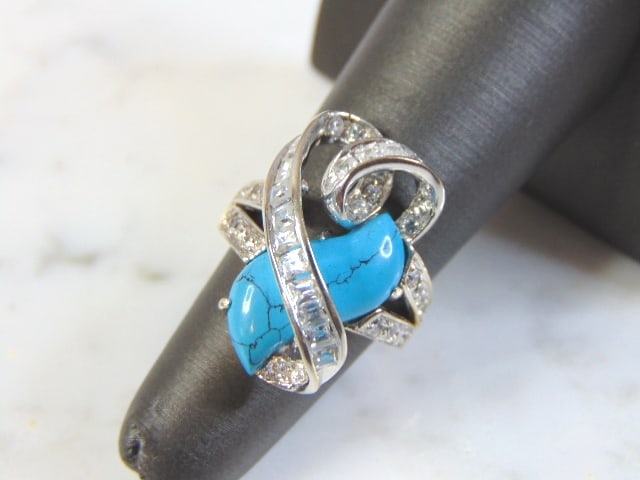 Womens Vintage Estate 18k White Gold Turquoise Ring: THIS ITEM IS A WOMENS VINTAGE 18K WHGITE GOLD TURQUOISE RING. NOT SURE IF STONES ARE REAL OR MAN MADE. THE SIZE OF THE RING IS A 5.25, AND WEIGHS 6.8g. MAKES A GREAT GIFT FOR THAT SPECIAL SOMEONE. IF 