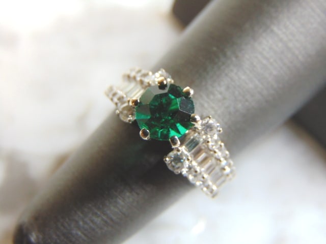 Womens Vintage 14K White Gold Ring w/ Emerald & Diamond (1 of 4)