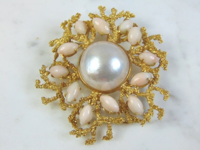 Womens Vintage Estate 18K Yellow Gold MOP Brooch: FOR SALE IS THIS LOVELY VINTAGE ESTATE 18K YELLOW GOLD MOTHER OF PERAL BROOCH. NOT SURE IF STONES ARE REAL OR MAN MADE. THE TOTAL WEIGHT OF THE BROOCH IS 38.8g, AND MEASURES 2 1/2" LONG AND 2 1/4" WID