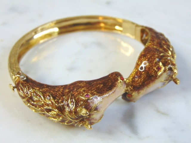 Womens Vintage Estate 18K Gold & Enamel Horses Bracelet: FOR SALE IS A WOMEN'S VINTAGE ESTATE 18K YELLOW GOLD AND ENAMEL HORSES BRACELET. THE INSIDE CIRCUMFERENCE OF THE BRACELET MEASURES ABOUT 6 5/8" AND ABOUT 5/8" WIDE. BRACELET WEIGHS 48.9g. THIS WOULD M