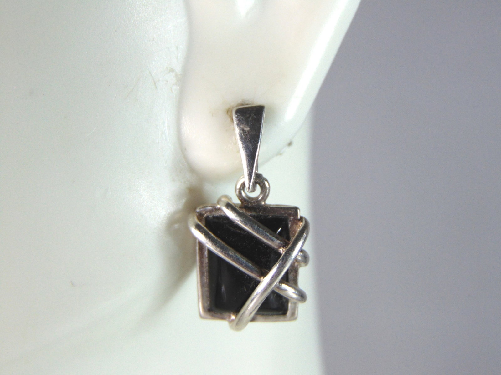 Womens Vintage Estate Sterling Silver Onyx Earrings: A PAIR OF WOMENS STERLING SILVER ONYX EARRINGS. NOT SURE IF STONES ARE NARURAL OR MAN MADE. EARRINGS WEIGH 2.9g AND MEASURES 3/4" LONG BY 3/8" WIDE . ANY OTHER QUESTIONS, PLEASE DO NOT HESITATE TO ASK