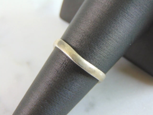 Womens Vintage Estate Sterling Silver Modernist Ring: A WOMENS VINTAGE ESTATE STERLING SILVER MODERNIST RING THAT WEIGHS 1.6g. THE RING IS A SIZE 6.75. THIS WOULD MAKE A NICE GIFT FOR THAT SOMEONE SPECIAL. ANY OTHER QUESTIONS PLEASE DO NOT HESITATE TO AS