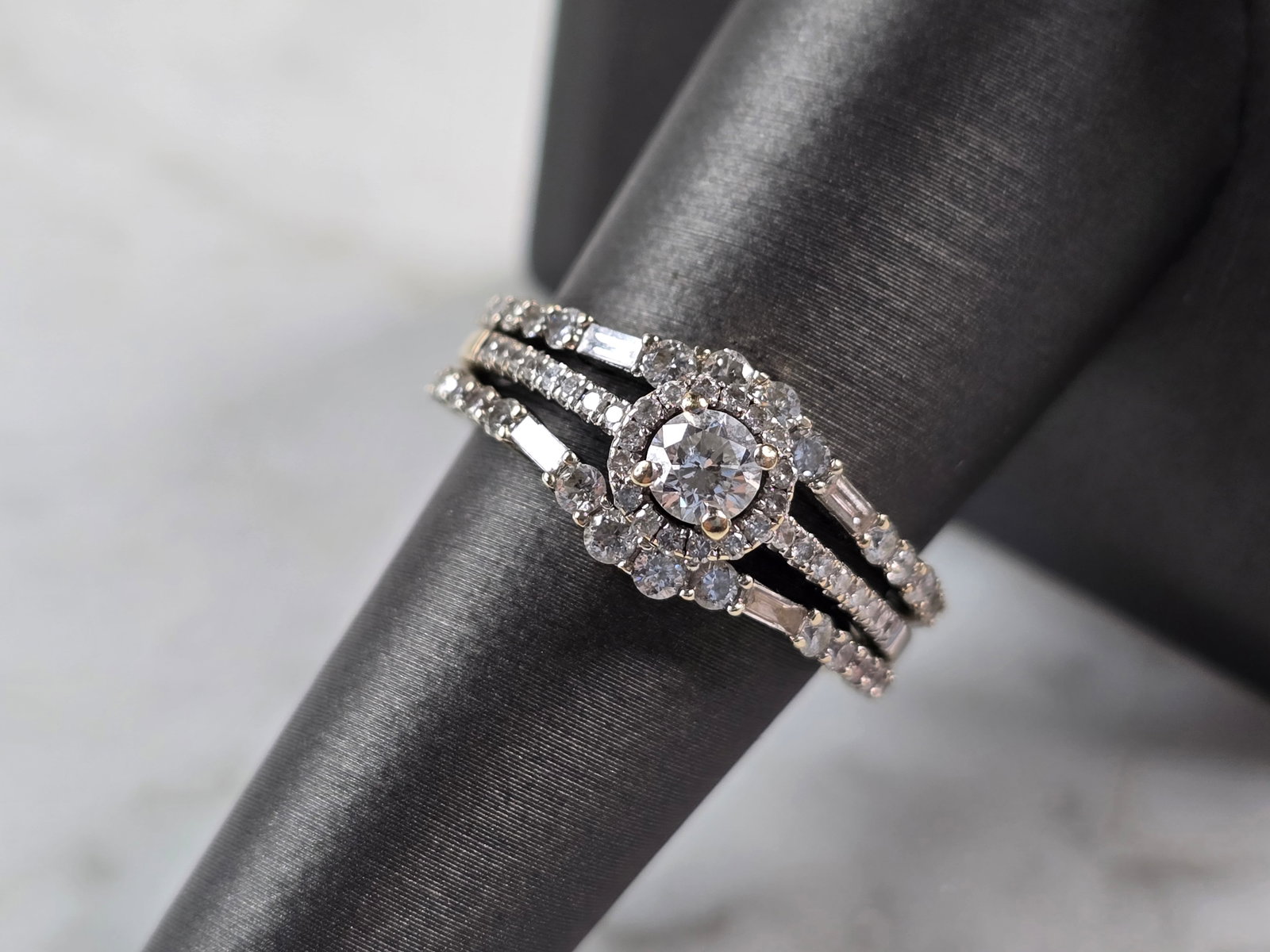 Womens Vintage Estate 14K & 18K White Gold Diamond Ring Set: A WOMENS VINTAGE ESTATE 18K & 14K WHITE GOLD DIAMOND RING SET. THE RINGS ARE SIZE 8.0, AND WEIGH 6.4g TOGETHER. THE CENTER DIAMOND IS ABOUT 0.15cts SURROUNDED BY 60 TINY ACCENT DIAMONDS. THE WIDTH OF 