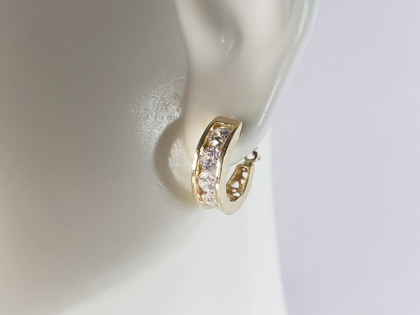 Womens Vintage Estate 14K Yellow Gold CZ Hoop Earrings: A LOVELY PAIR OF WOMENS 14K YELLOW GOLD CZ HOOP EARRINGS . THE EARRINGS WEIGH 2.2g, AND MEASURE 1/2" LONG BY 1/8" WIDE. ANY QUESTIONS, PLEASE DON'T HESITATE TO ASK. BE SURE TO CHECK OUT SOME OF MY OTH