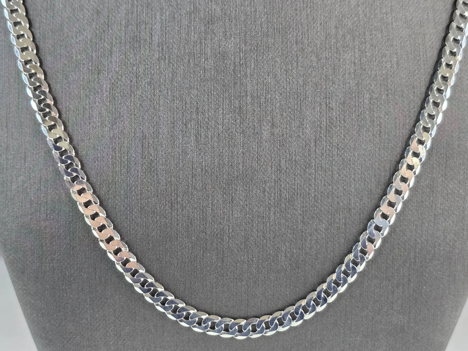 Mens Sterling Silver Chain Link Necklace: A MENS STERLING SILVER CHAIN LINK NECKLACE. NECKLACE MEASURES 23 3/4" LONG BY 1/4" WIDE, AND WEIGHS 16.5g. WOULD MAKE A LOVELY GIFT FOR THAT SOMEONE SPECIAL. ANY QUESTIONS PLEASE ASK. BE SURE TO CHECK
