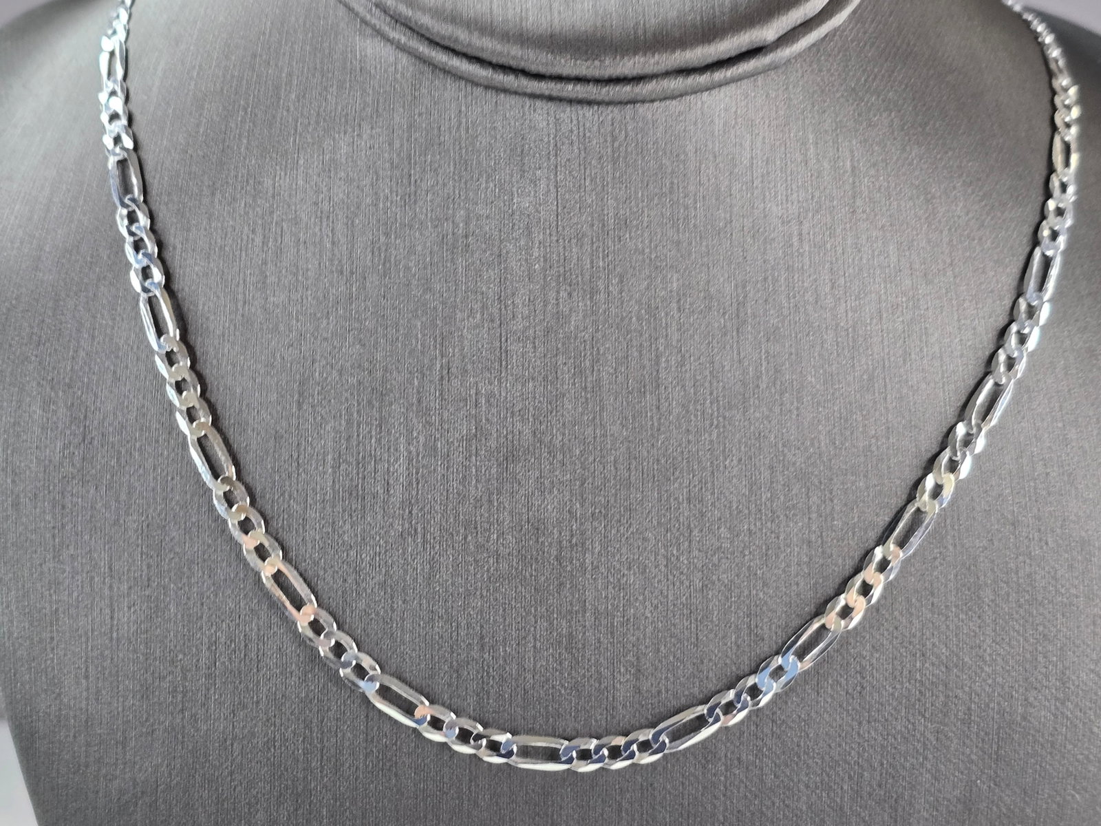 Mens Sterling Silver Chain Link Necklace: A MENS STERLING SILVER CHAIN LINK NECKLACE. NECKLACE MEASURES 27 3/4" LONG BY 3/16" WIDE, AND WEIGHS 11.2g. WOULD MAKE A LOVELY GIFT FOR THAT SOMEONE SPECIAL. ANY QUESTIONS PLEASE ASK. BE SURE TO CHEC