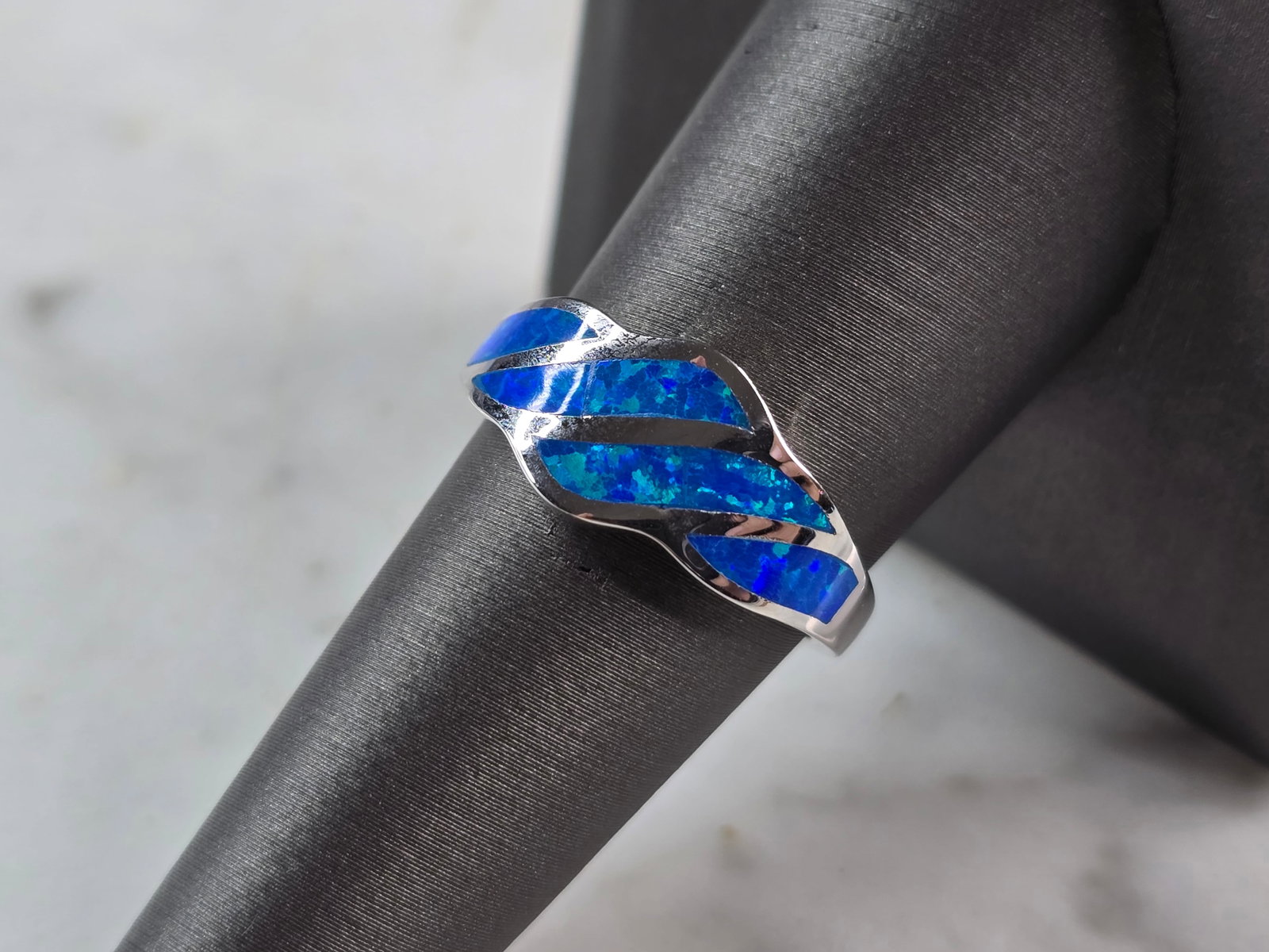 Womens Sterling Silver Modernist Blue Opal Ring: A WOMENS STERLING SILVER MODERNIST BLUE OPAL RING. THE RING IS A SIZE 8.0, AND WEIGHS 4.4g. THE WIDTH OF THE RING IS 3/8". THE RING MAKES A BEAUTIFUL GIFT FOR THAT SOMEONE SPECIAL. ANY QUESTIONS, PLEA