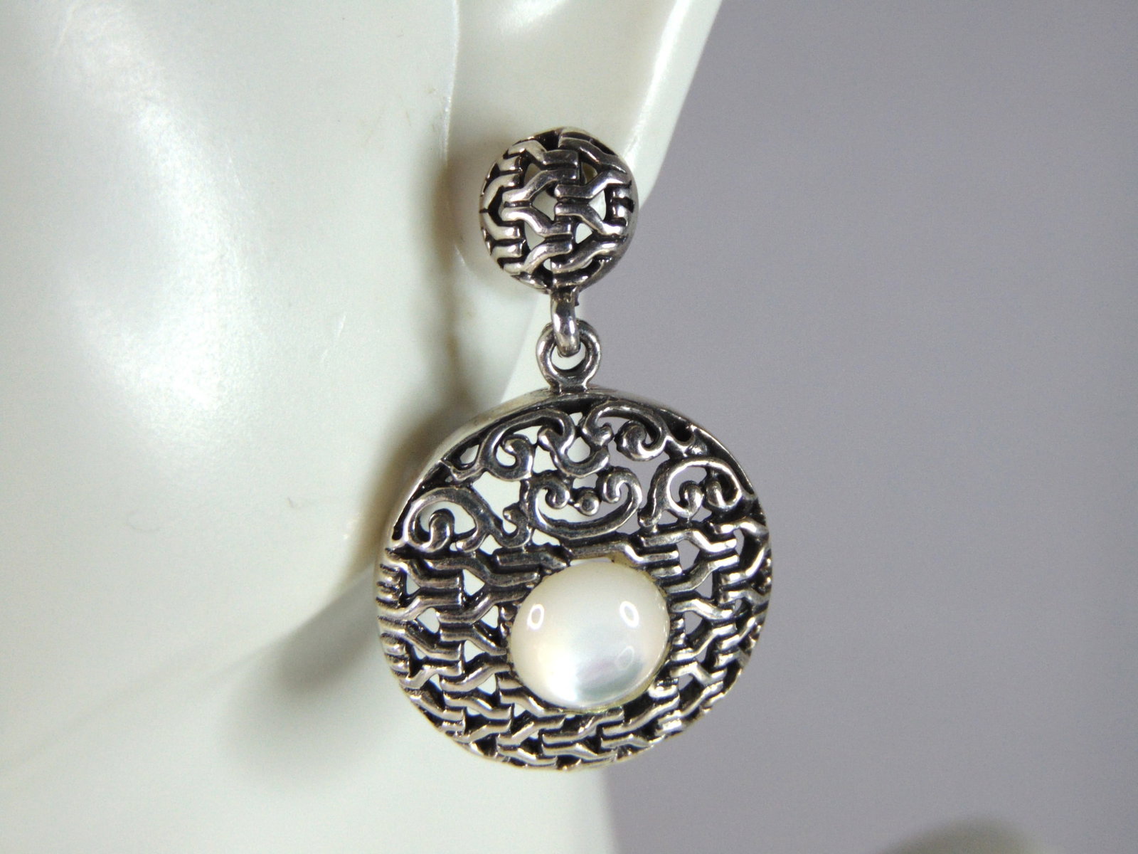 Womens Vintage Estate Sterling Silver Modernist Earrings: A PAIR OF WOMENS STERLING SILVER MODERNIST EARRINGS. NOT SURE OF THE STONE AND IF STONES ARE NARURAL OR MAN MADE. EARRINGS WEIGH 7.3g AND MEASURES 1 1/4" LONG BY 3/4" WIDE . ANY OTHER QUESTIONS, PLEAS