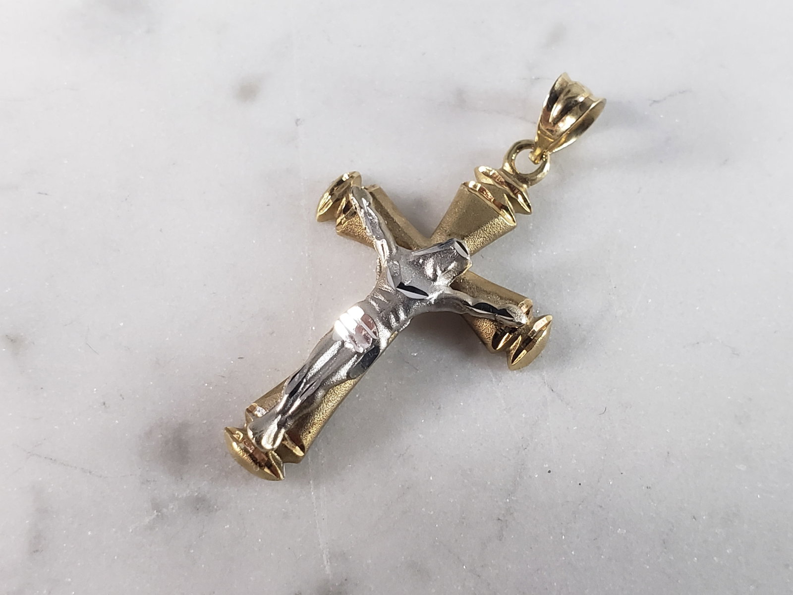 Vintage Estate 14K Yellow Gold Religious Cross Pendant: A VINTAGE ESTATE 14K YELLOW GOLD RELIGIOUS CROSS PENDANT. THE PENDANT WEIGHS 2.6g AND MEASURES 1 1/2" LONG BY 3/4" WIDE. PIECE IS MARKED 14K ON THE BALE. MAKES A GREAT GIFT FOR THAT SOMEONE SPECIAL. I