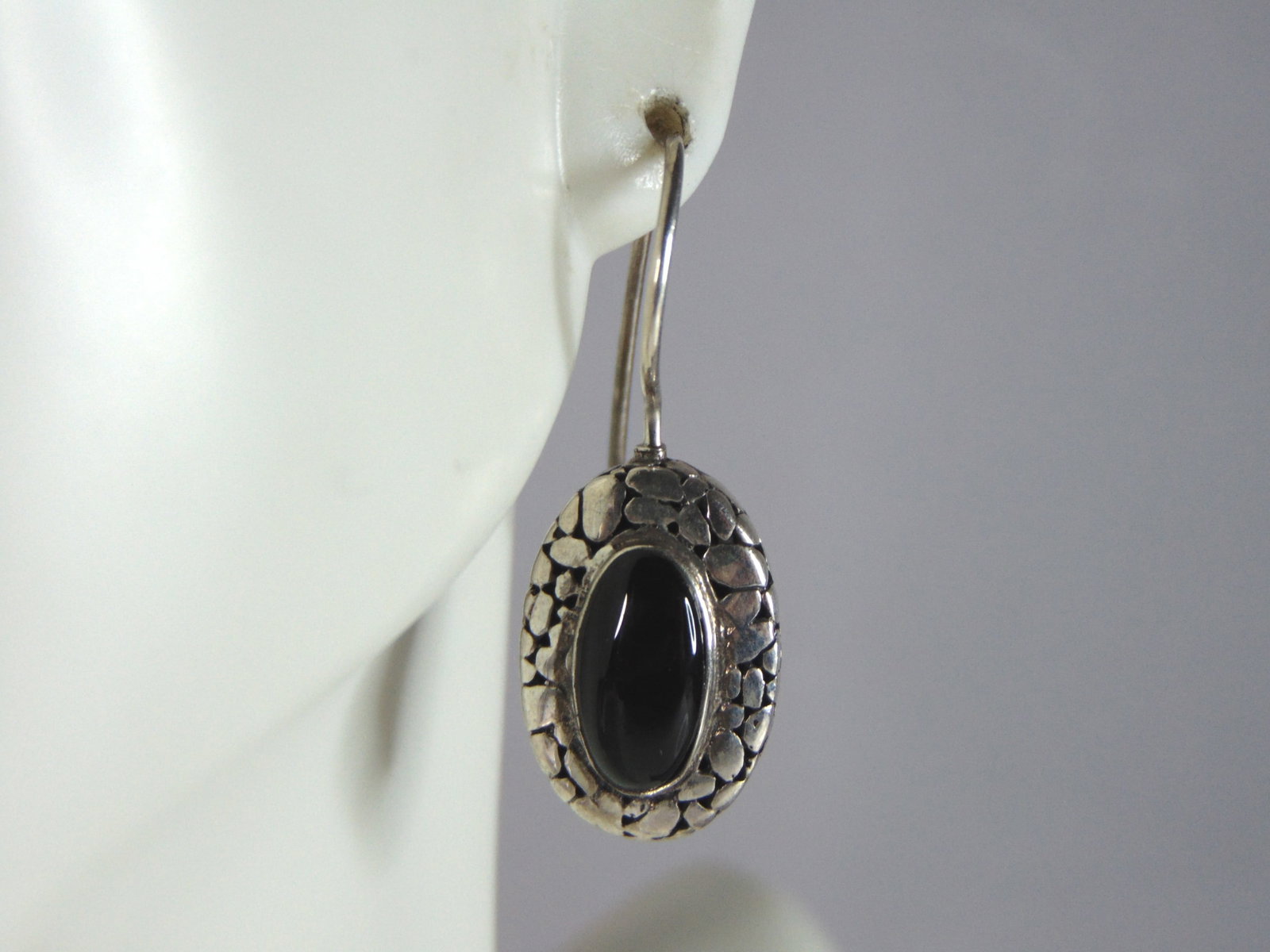 Womens Vintage Estate Sterling Silver Onyx Earrings: A PAIR OF WOMENS STERLING SILVER ONYX EARRINGS. NOT SURE IF STONES ARE MATURAL OR MAN MADE. EARRINGS WEIGH 6.0g AND MEASURES 1 3/8" LONG BY 1/2" WIDE . ANY OTHER QUESTIONS, PLEASE DO NOT HESITATE TO A