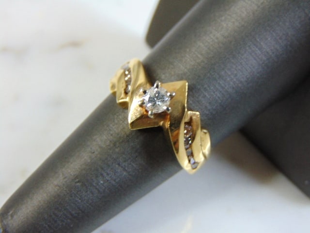Womens Vintage Estate 14K Gold Diamond Ring: FOR SALE IS THIS VINTAGE ESTATE 14K GOLD DIAMOND RING. THE RING IS A SIZE 7.5 AND WEIGHS 5.5g. THERE ARE ABOUT .42cts WORTH OF DIAMONDS. THE RING MAKES A BEAUTIFUL GIFT FOR THAT SOMEONE SPECIAL. ANY O