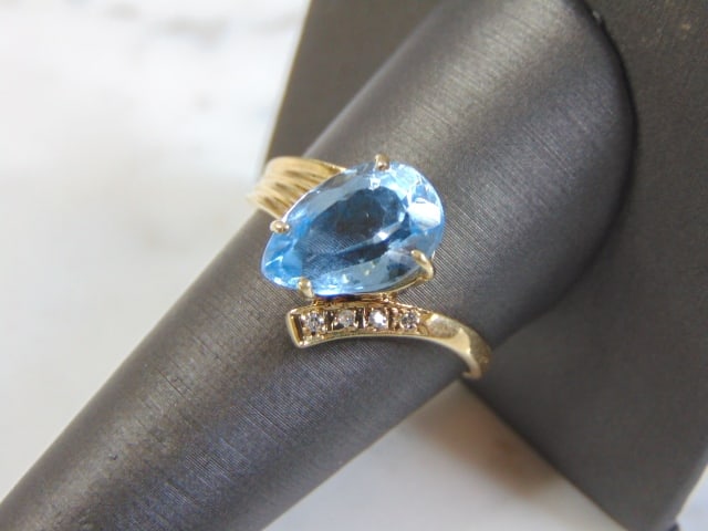 Vintage Estate 14K Yellow Gold Ring w/ Topaz & Diamond: FOR SALE IS THIS WONDERFUL 14K YELLOW GOLD RING WITH A LIGHT BLUE TOPAZ PEAR SHAPE STONE ACCENTED BY TINY DIAMOND CHIPS. DIAMONDS ARE ABOUT .08cts. NOT SURE IF IT IS A REAL TOPAZ OR MAN MADE. THE RING