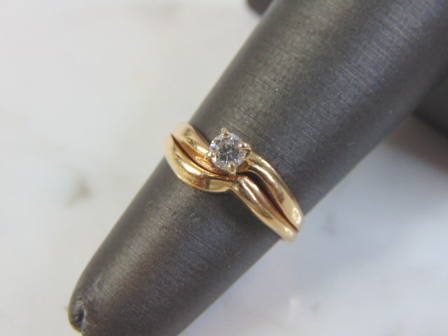 Vintage Womens 14K Yellow Gold, Solitaire Diamond Ring: FOR SALE IS THIS VINTAGE ESTATE 14K GOLD AND .10ct DIAMOND SOLITAIRE ENGAGEMENT RING. THE RING IS A SIZE 4.5 AND WEIGHS 2.2g. RING MAKES A BEAUTIFUL GIFT FOR THAT SOMEONE SPECIAL. ANY OTHER QUESTIONS,
