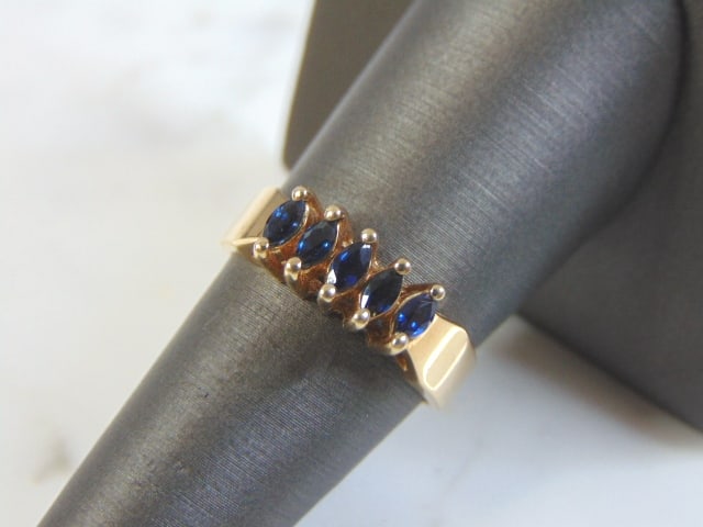 Womens Vintage Estate 10k Gold Ring w/ Blue Sapphire: FOR SALE IS THIS WOMEN'S VINTAGE ESTATE 10K GOLD RING WITH DARK BLUE SAPPHIRE COLORED STONES. THE RING WEIGHS 4.0g. THE SIZE OF THE RING IS A 7.5. MAKES A LOVELY GIFT FOR THAT SOMEONE SPECIAL. ANY OTH