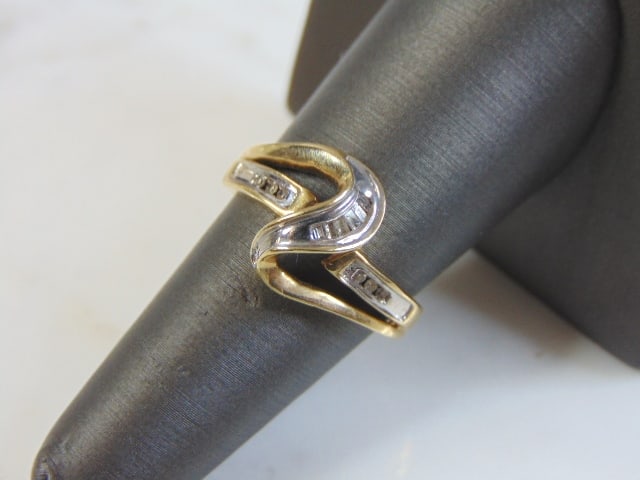 Womens Vintage Estate 10K Yellow Gold Diamond Ring: FOR SALE IS THIS LOVELY VINTAGE 10K YELLOW GOLD DIAMOND RING. THERE ARE ABOUT .12cts OF DIAMONDS IN THIS RING. THE TOTAL WEIGHT IS 3.3g, AND IS A SIZE 7.0. ANY QUESTIONS PLEASE DONT HESITATE TO ASK. B
