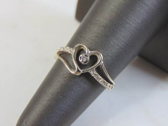 Womens Vintage Estate 10K White Gold Diamond Heart Ring: FOR SALE IS THIS LOVELY VINTAGE 10K WHITE GOLD DIAMOND HEART RING. THERE ARE ABOUT .06cts OF DIAMONDS . THE TOTAL WEIGHT IS 2.0g, AND IS A SIZE 5.75. ANY QUESTIONS PLEASE DONT HESITATE TO ASK. BE SURE