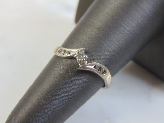 Womens Vintage Estate 10K White Gold Diamond Ring: FOR SALE IS THIS LOVELY VINTAGE 10K WHITE GOLD DIAMOND RING. THERE ARE ABOUT .17cts OF DIAMONDS IN THIS RING. THE TOTAL WEIGHT IS 1.6g, AND IS A SIZE 6.0. ANY QUESTIONS PLEASE DONT HESITATE TO ASK. BE